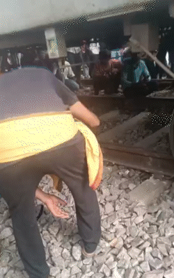 अधिकारी मौके पर पहुंचे हैं। हादसे के कारणों का पता किया जा रहा है।