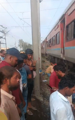 जनसाधारण की बोगियों के अंदर से यात्रियों को सुरक्षित बाहर निकाले गए।