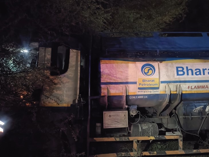 पेट्रोल का परिवहन करने वाले इस टैंकर से तीन वाहन चपेट में आए।
