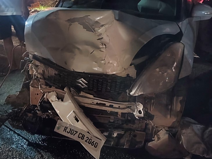 ये स्विफ्ट कार पूरी तरह क्षतिग्रस्त हो गई। टैंकर और ट्रेक्टर दोनों की चपेट में ये कार आई।