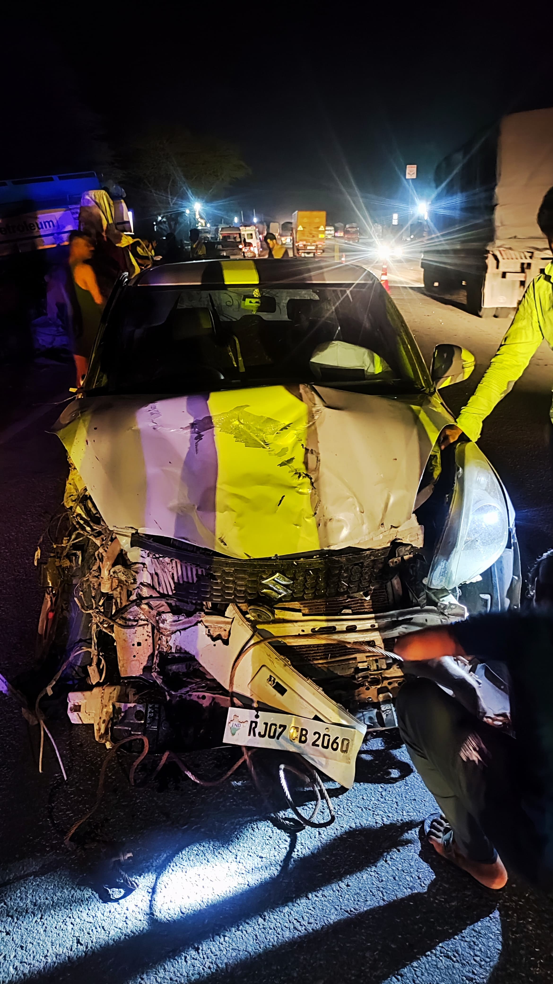 हादसे के बाद दूर तक वाहनों की लंबी कतार लग गई, जिसे बाद में पुलिस ने खुलवाया।