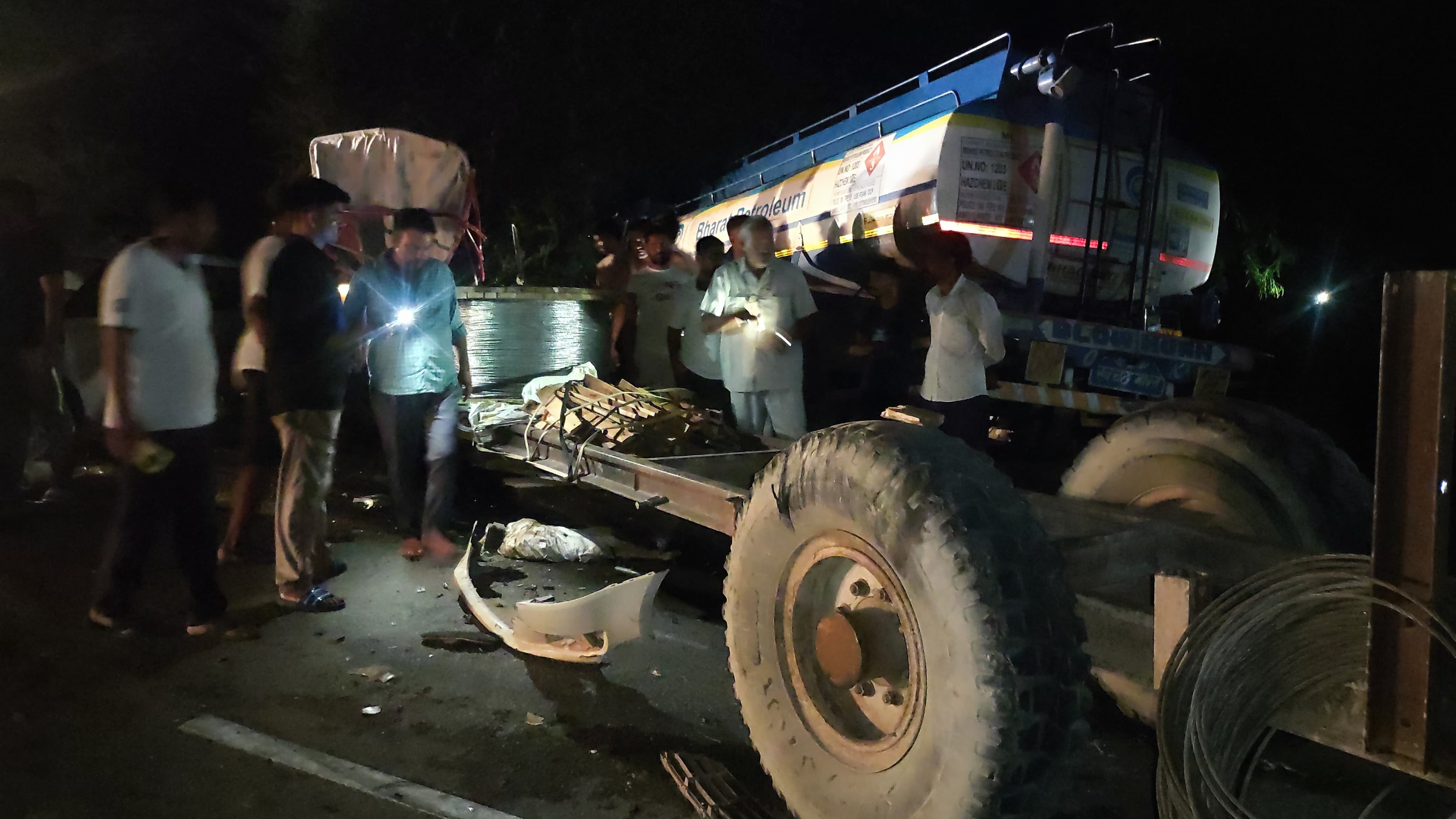 ट्रेक्टर बिजली विभाग का काम करने वाली कंपनी का था। इसमें तार सहित अन्य सामान भी थे।