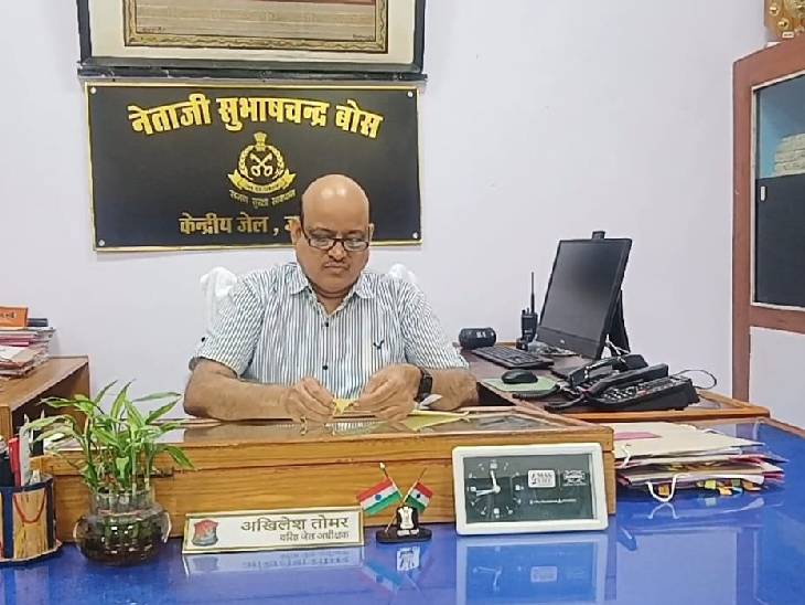 वरिष्ठ जेल अधीक्षक ने बताया कि विद्या अब अपने भाई के साथ रह रही है।