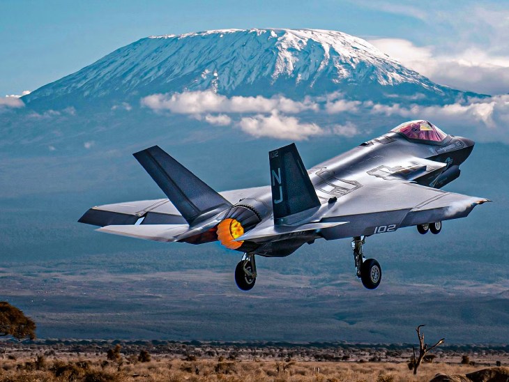 F-35 is the US 5th generation fighter aircraft. It has been developed by Lockheed Martin Company. - Dainik Bhaskar