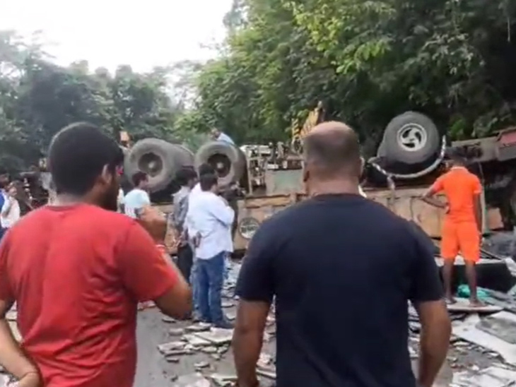 truck loaded with tiles overturned in Koderma valley, driver died ...