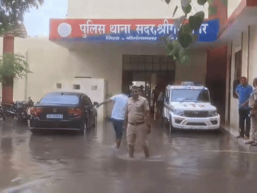 The Sadar police station at Sriganganagar district headquarters was flooded on Friday. Along with the complainants, policemen are also facing trouble.