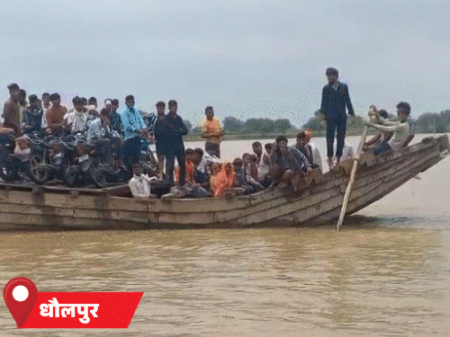 राजस्थान के हनुमानगढ़ में गुरुवार शाम पानी के तेज बहाव में दो युवक बाइक सहित बहने लगे।
