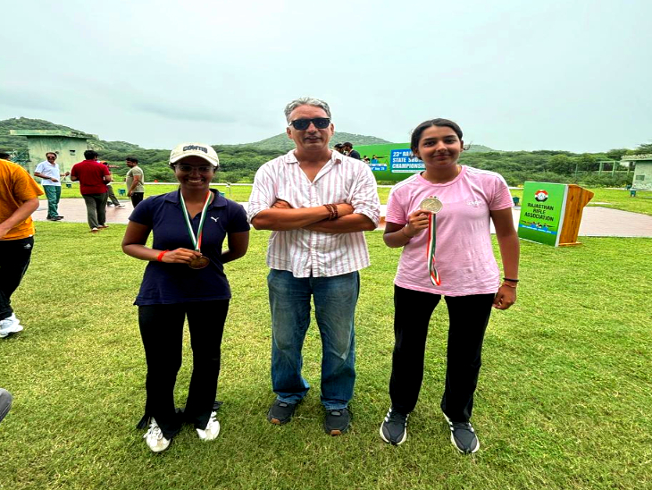 शूटिंग रेंज की महिला विजेता शूटर्स हेड कोच केसरी सिंह नाचना के साथ।