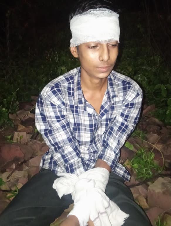 युवक का हाथ बंधे और सिर पर पट्टी लगा फोटो सामने आया।