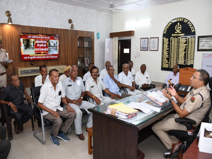 पुलिस से रिटायर्ड अधिकारियों-कर्मचारियों ने एसपी से साझा किए अनुभव।