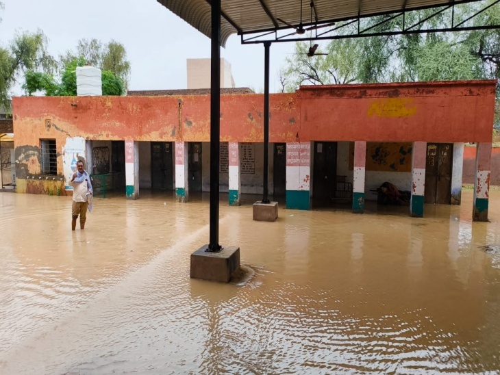 जलभराव के कारण लोगों को परेशानी का सामना करना पड़ रहा है।