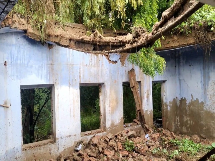 राजकीय बालिका उच्च माध्यमिक स्कूल के पुराने भवन की छत शुक्रवार सुबह तेज बारिश के कारण गिर गई।