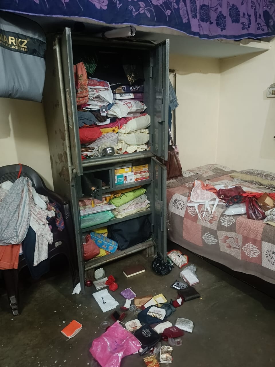 चोरी के बाद खुली पड़ी अलमारी व बिखरा सामान