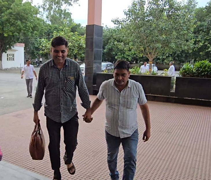 एंटी करप्शन ब्यूरो की गिरफ्त में आरोपी क्लर्क।