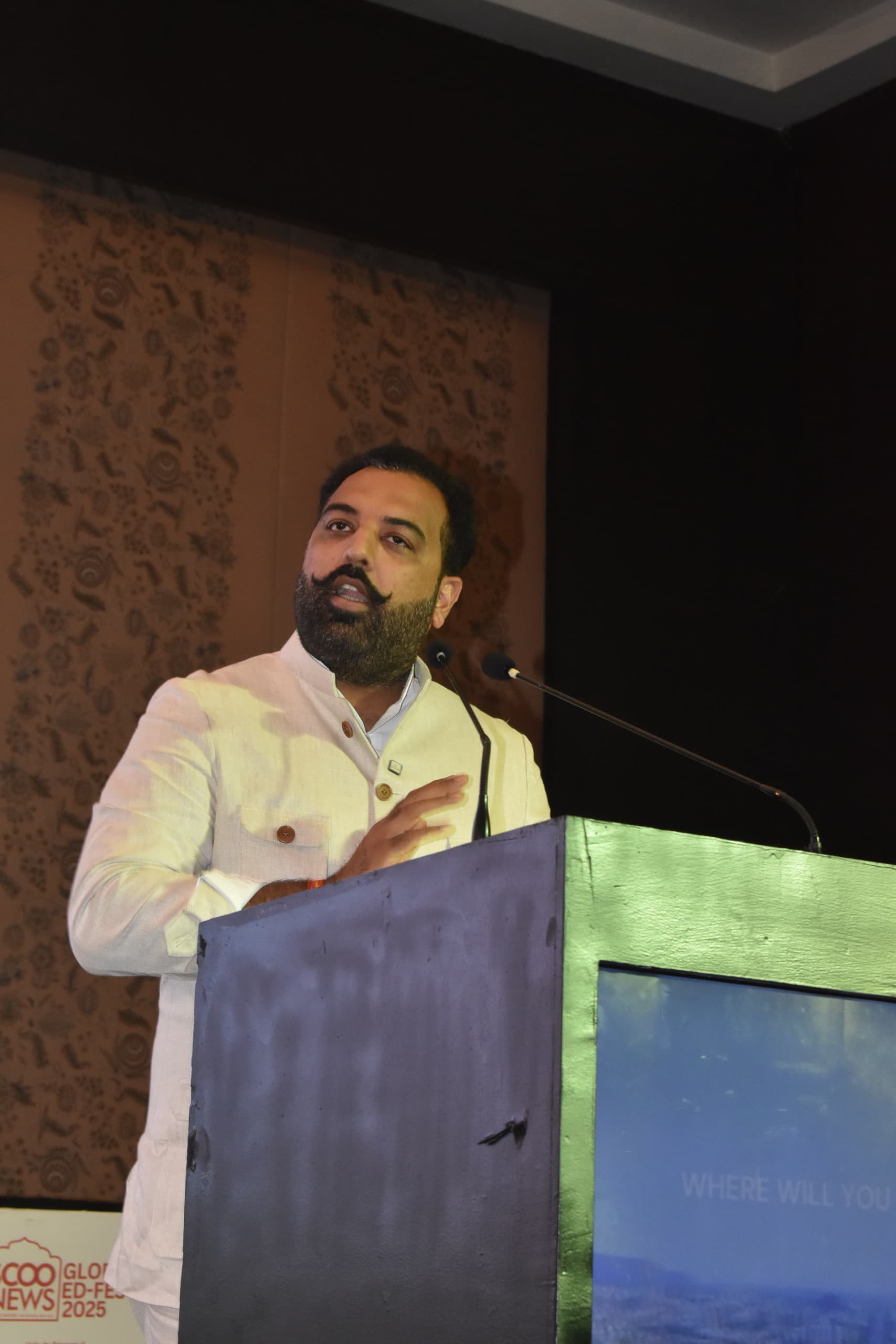 फेस्ट के उद्घाटन अवसर पर उदयपुर के पूर्व राजपरिवार के सदस्य डॉ. लक्ष्यराज सिंह मेवाड़ मौजूद रहे।