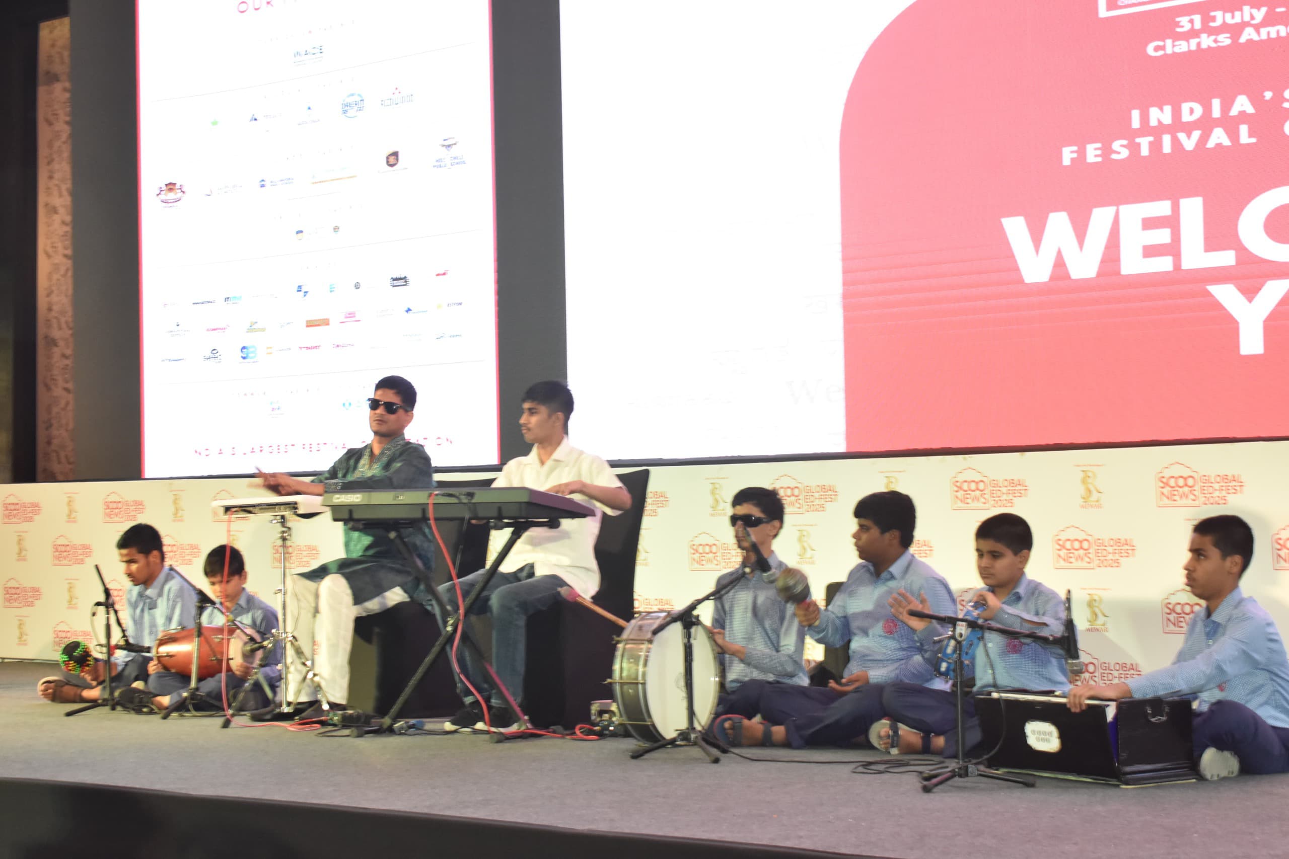 कार्यक्रम की शुरुआत ‘एकोज ऑफ एबिलिटी’ नामक म्यूजिकल और डांस परफॉर्मेंस से हुई।