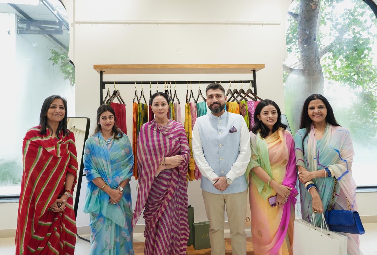 विचित्रा साड़ीज एक ऐसा प्रतिष्ठित ब्रांड है, जो अपनी बारीक फ्लोरल प्रिंट्स और क्लासिक डिजाइनों के लिए जाना जाता है।