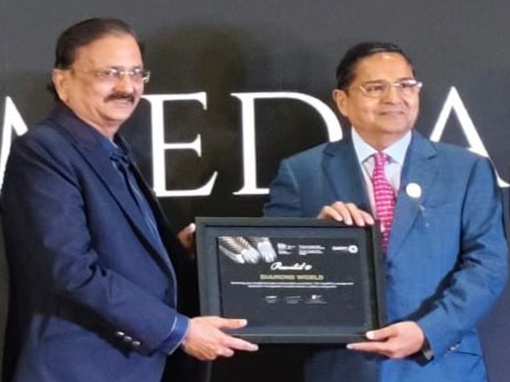 Alok Kala received award in India International Jewellery Show
