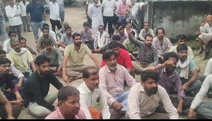मुआवजे और लापरवाह कर्मचारियों पर कार्रवाई की मांग को लेकर ग्रामीण धरने पर बैठ गए।