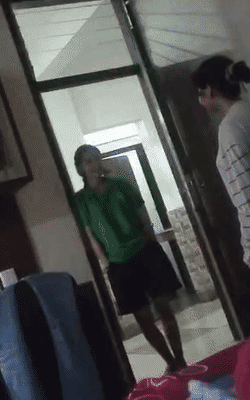 मां बीनू ने बताया कि सीनियर छात्रा ने बेटी के कमरे में पहुंचकर जूनियर को अपने साथ ले जाने के लिए बहस की।