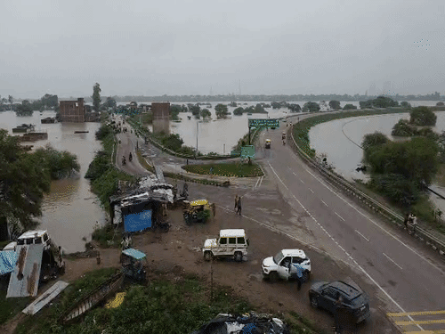 हमीरपुर में यमुना और बेतवा उफान पर होने से मुख्य सड़कों तक पानी आ चुका है।