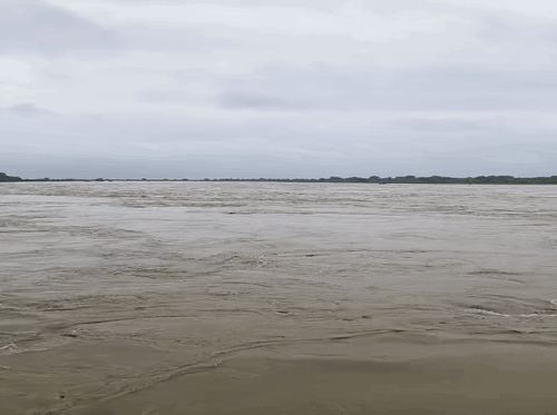 माताटीला बांध से छोड़े गए पानी के चलते बेतवा नदी में उफान आई।