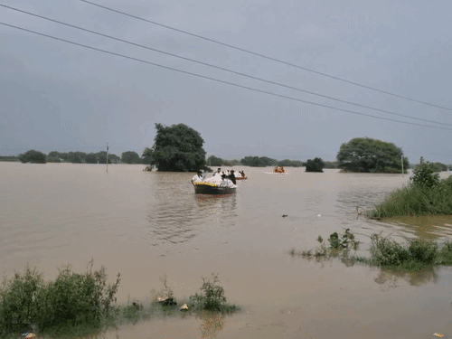 जालौन में सिंध और बेतवा नदी का पानी गांवों में भरने से लोग घर छोड़कर जा रहे हैं।