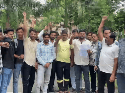 झालावाड़ स्कूल हादसे को लेकर कोटा में युवाओं ने प्रदर्शन किया।