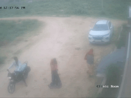 किन्न का वेंश धारण कर एक घर में घुसते हुए बदमाश