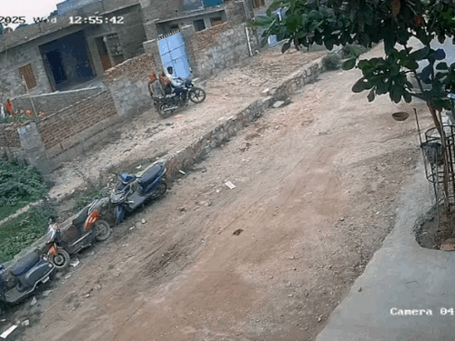 एक बार पर सवार होकर आए बदमाश