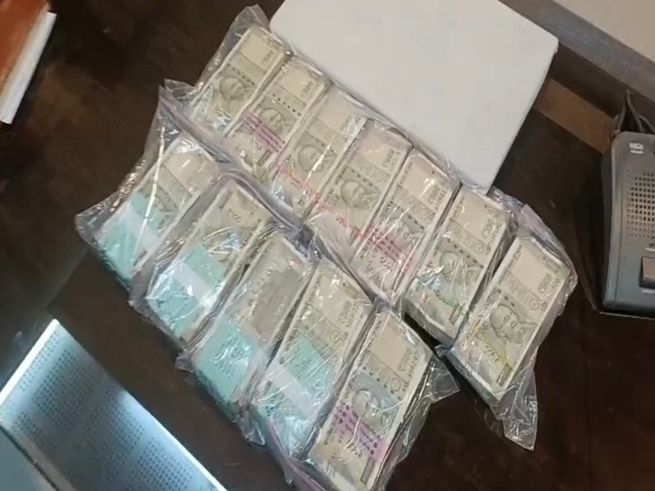 ये रकम लूट की है, जो आरोपी के घर से बरामद किया गया है।