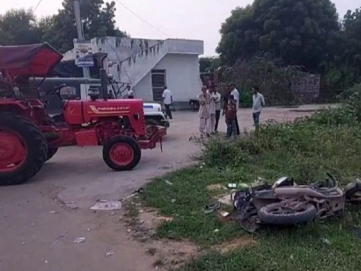 पाली जिले के सुमेरपुर में सड़क हादसे के बाद मौके पर पड़े ट्रेक्टर और बाइक। - Dainik Bhaskar