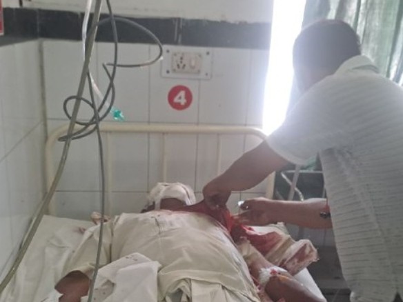 पाली के बांगड़ हॉस्पिटल के ट्रोमा वार्ड में भर्ती सड़क हादसे में घायल हुआ वृद्ध। - Dainik Bhaskar
