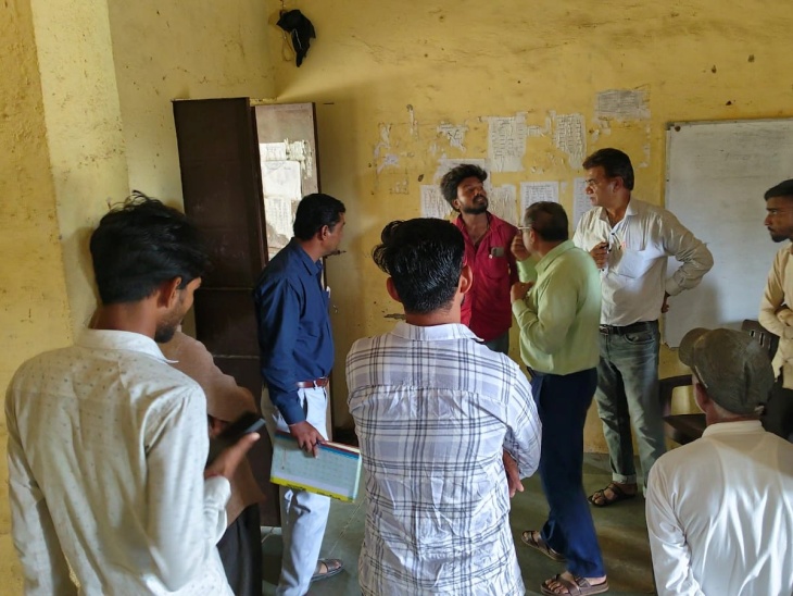 सीबीईओ ने स्कूल के कमरों की छत क्षतिग्रस्त होने पर बच्चों वहां न बैठाने के निर्देश दिए।