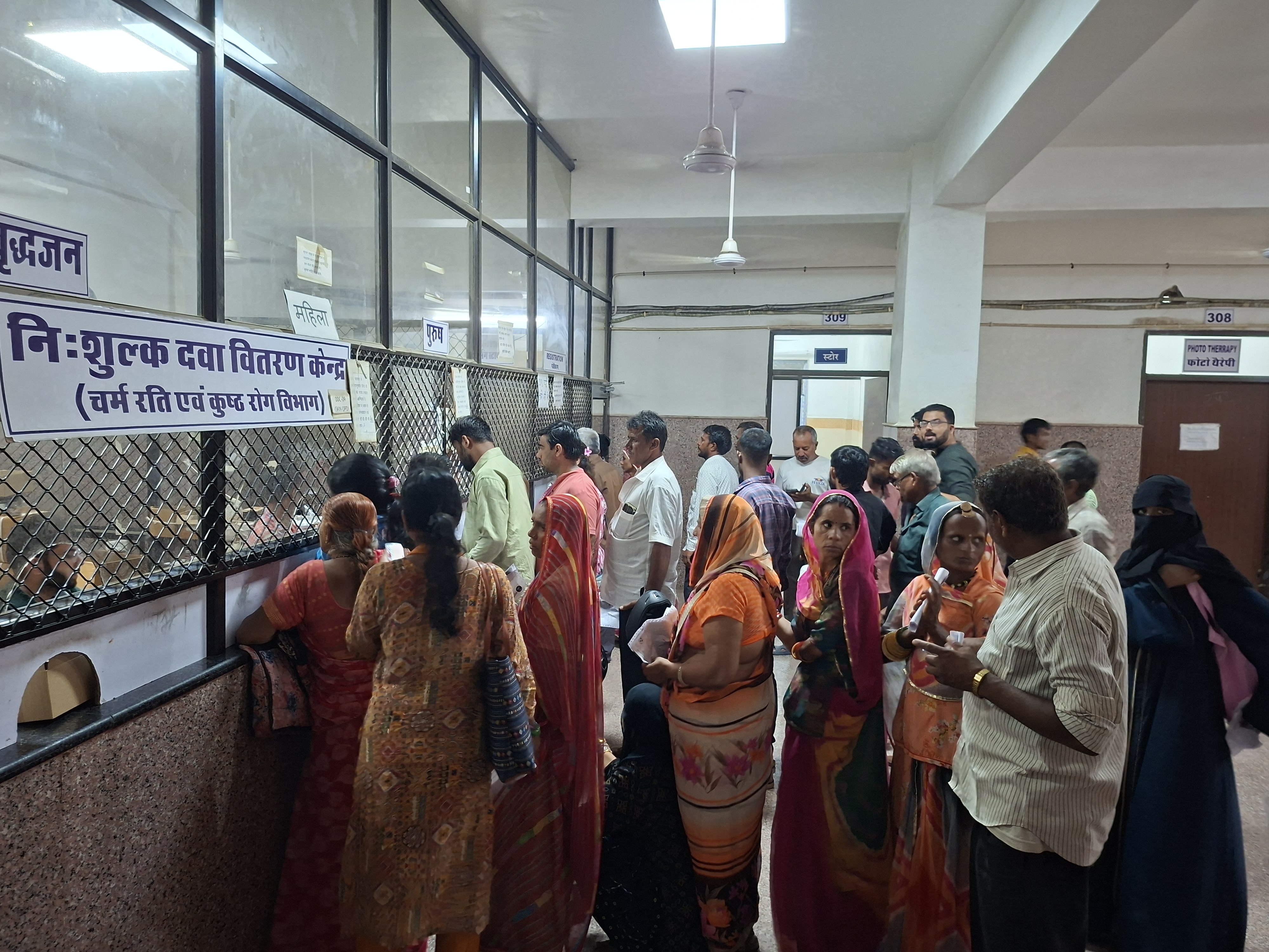 MDM हॉस्पिटल में इन दिनों विभिन्न बीमारियों से संबंधित मरीजों की संख्या बढ़ रही है।