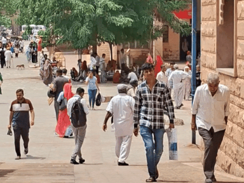 मौसम बीमारियों से बचाव के लिए डॉक्टरों ने सावधानी बरतने की सलाह दी है।