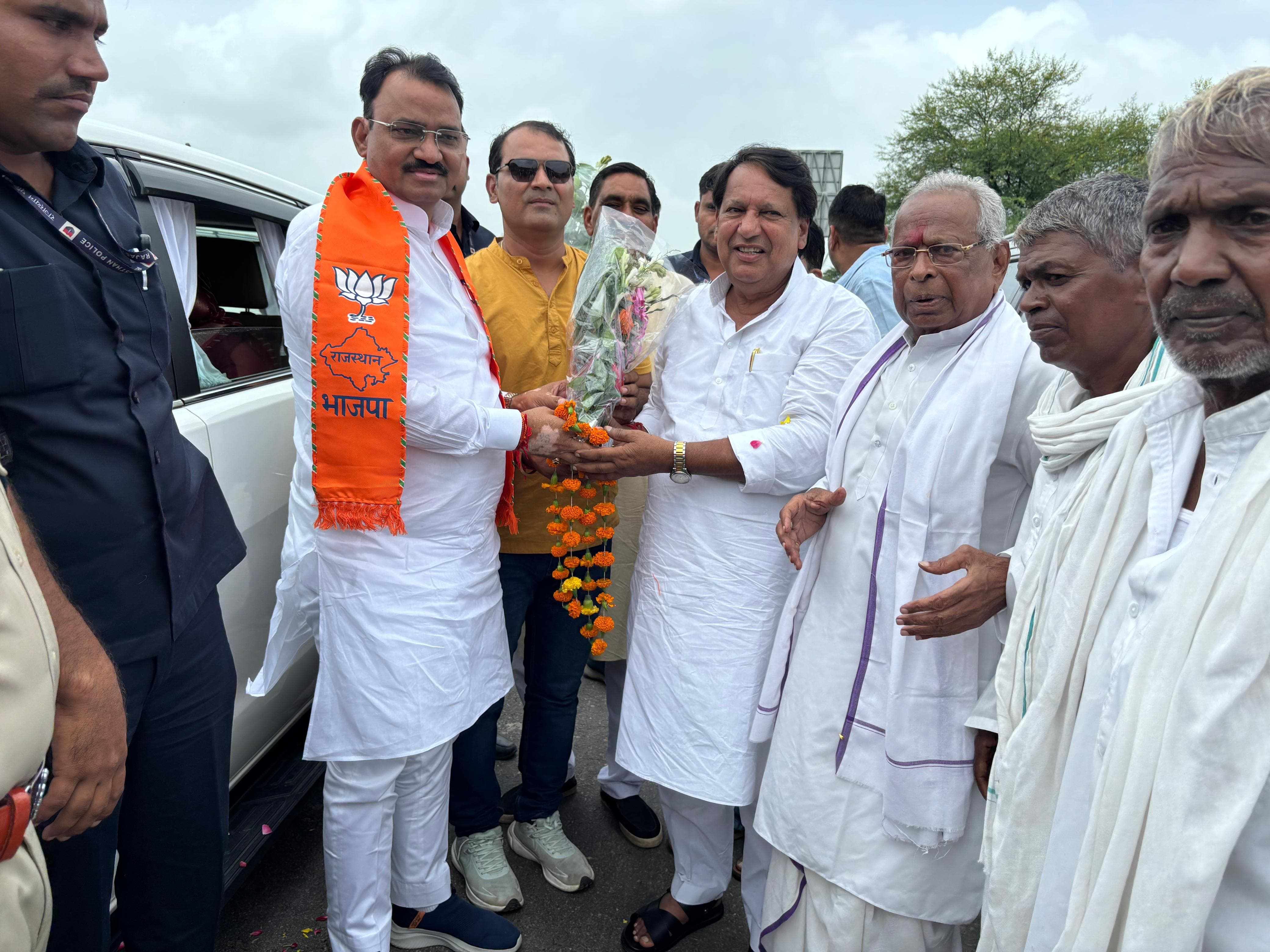 डिप्टी सीएम का स्वागत करते भाजपा पदाधिकारी और कार्यकर्ता।
