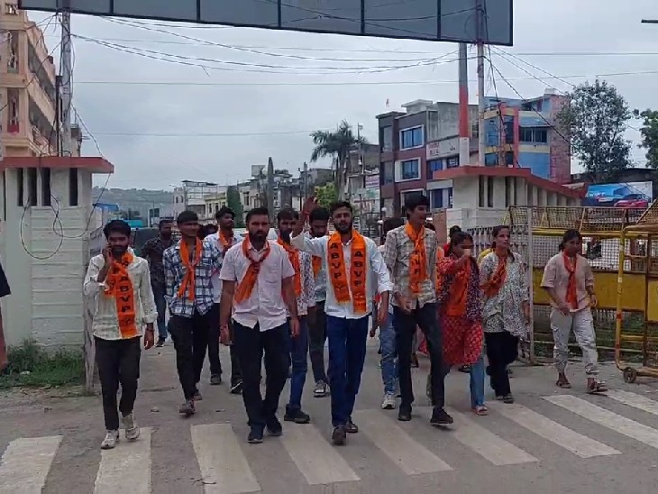 विद्यार्थी परिषद ने किया जमकर विरोध प्रदर्शन।