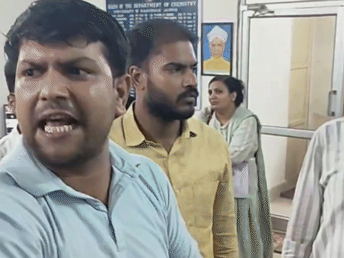 एबीवीपी के इकाई मंत्री धर्मेंद्र शर्मा ने बताया- कॉलेज की प्रोफेसर ज्योति शर्मा ने कहा कि अगर किसी से डांस करवा लिया गया तो कौन सी बड़ी बात हो गई