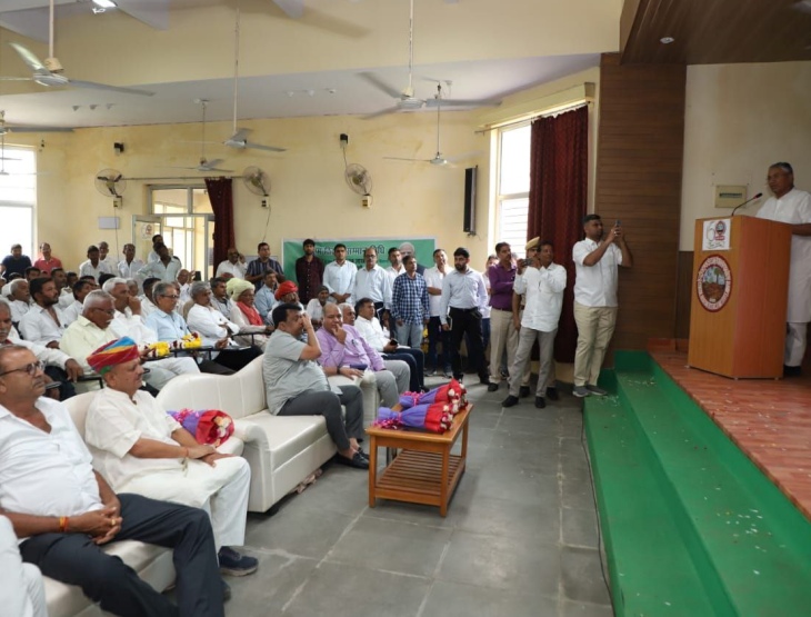 पीएम किसान सम्मान निधि की 20वीं किश्त जारी करने को लेकर आयोजित कार्यक्रम में मौजूद किसान और शहरवासी।