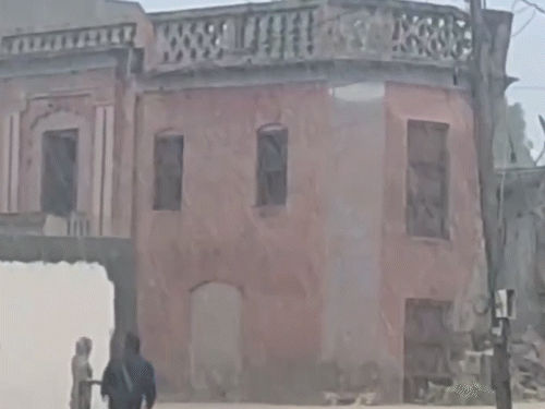 राजस्थान के हनुमानगढ़ में शनिवार को तेज बारिश के चलते मकान गिर गया।