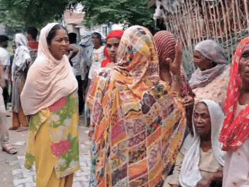 वारदात के बाद सुबह घर के बाहर मौजूद मृतक की महिला परिजन।