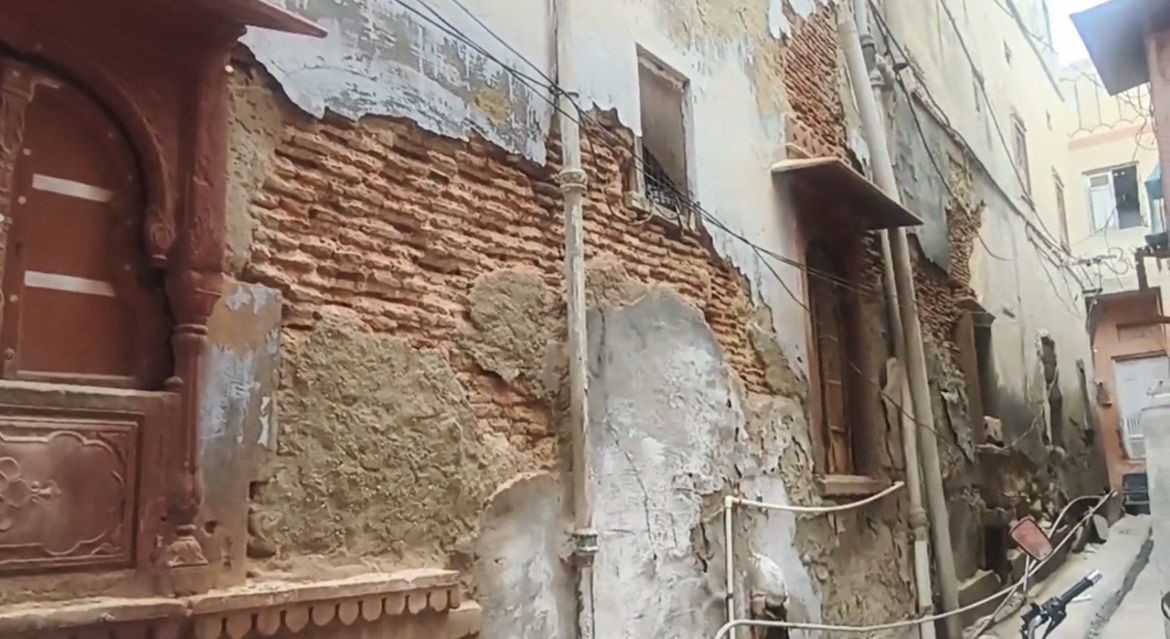 पुराने घर इस तरह से कमजोर हो रहे हैं।