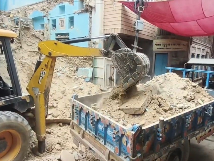 नगर निगम स्वयं भी मकान ध्वस्त कर रहा है।