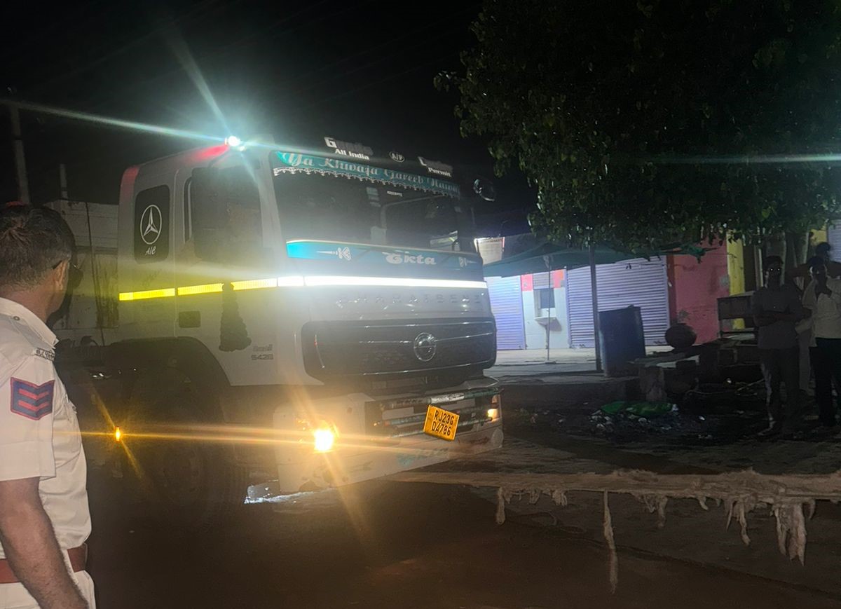 इसी वाहन की टक्कर से हादसा हुआ। जिसे पुलिस ने सीज कर दिया है।