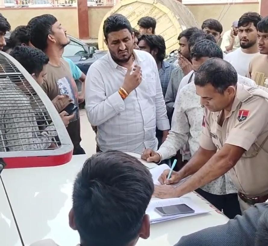 पोस्टमॉर्टम के दौरान कागजी कार्रवाई करती थाना पुलिस।