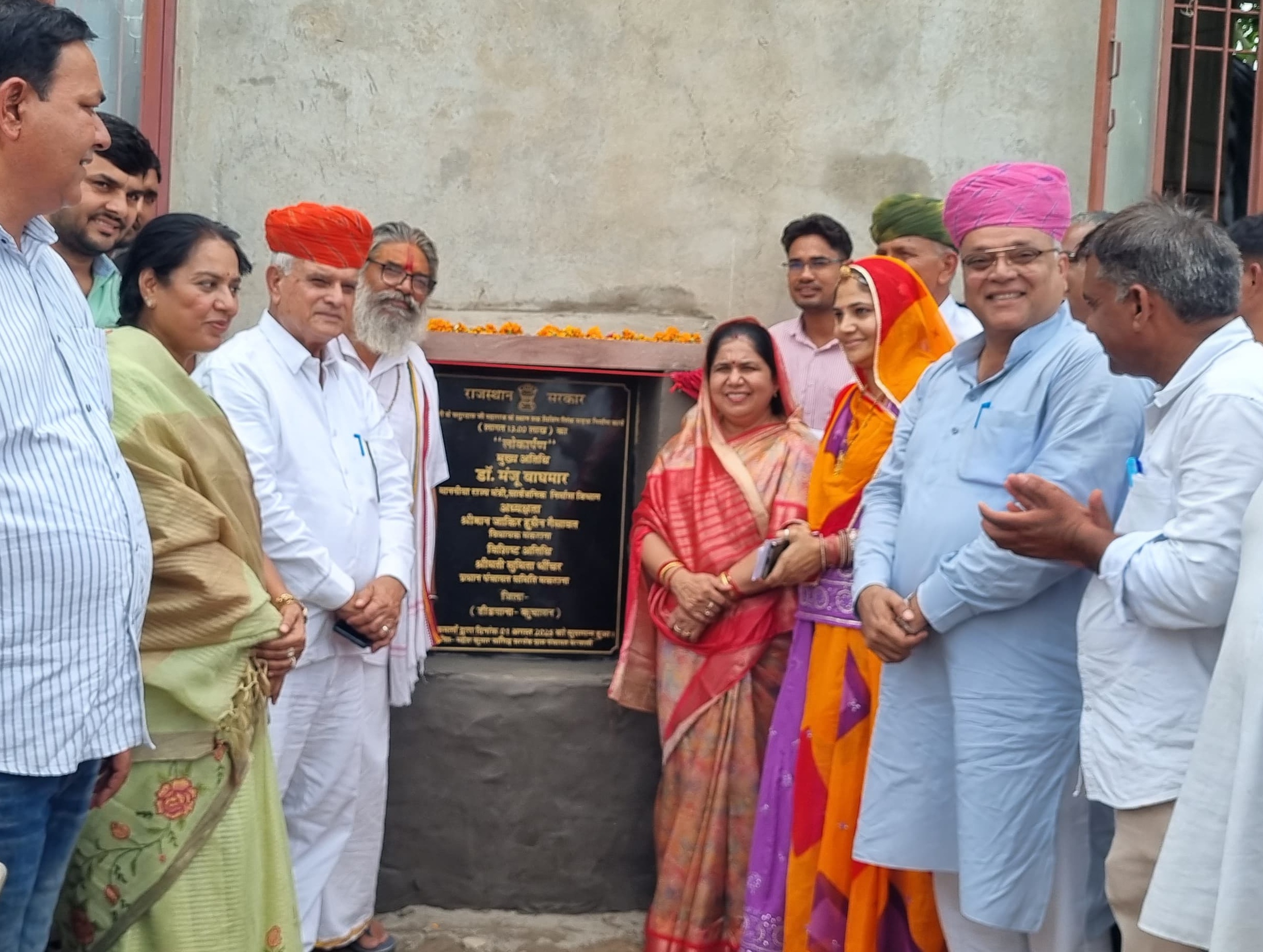सड़क के लोकार्पण कार्यक्रम के दौरान निर्माण का श्रेय लेने के लिए विधायक और पूर्व विधायक की बहस हुई।