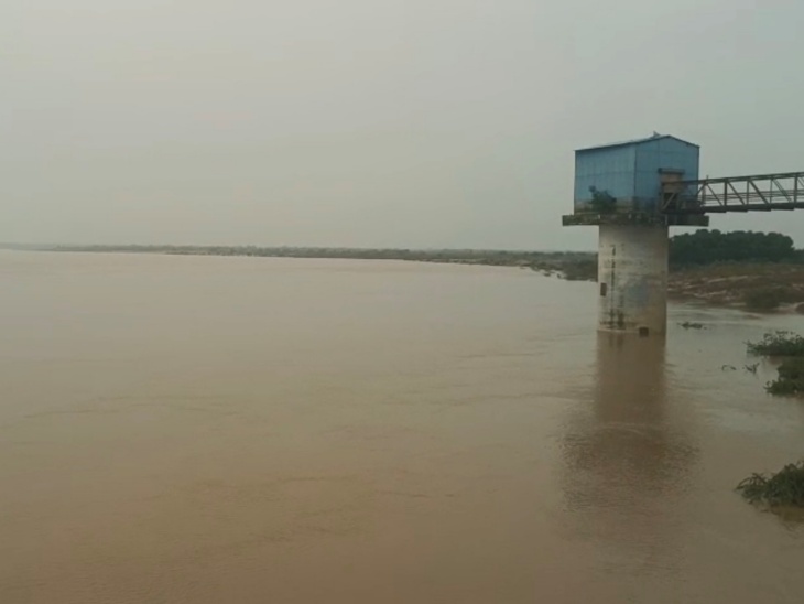 चंबल नदी का जलस्तर खतरे के निशान 130.79 मीटर से बढ़कर 142.63 मीटर तक पहुंच गया था।