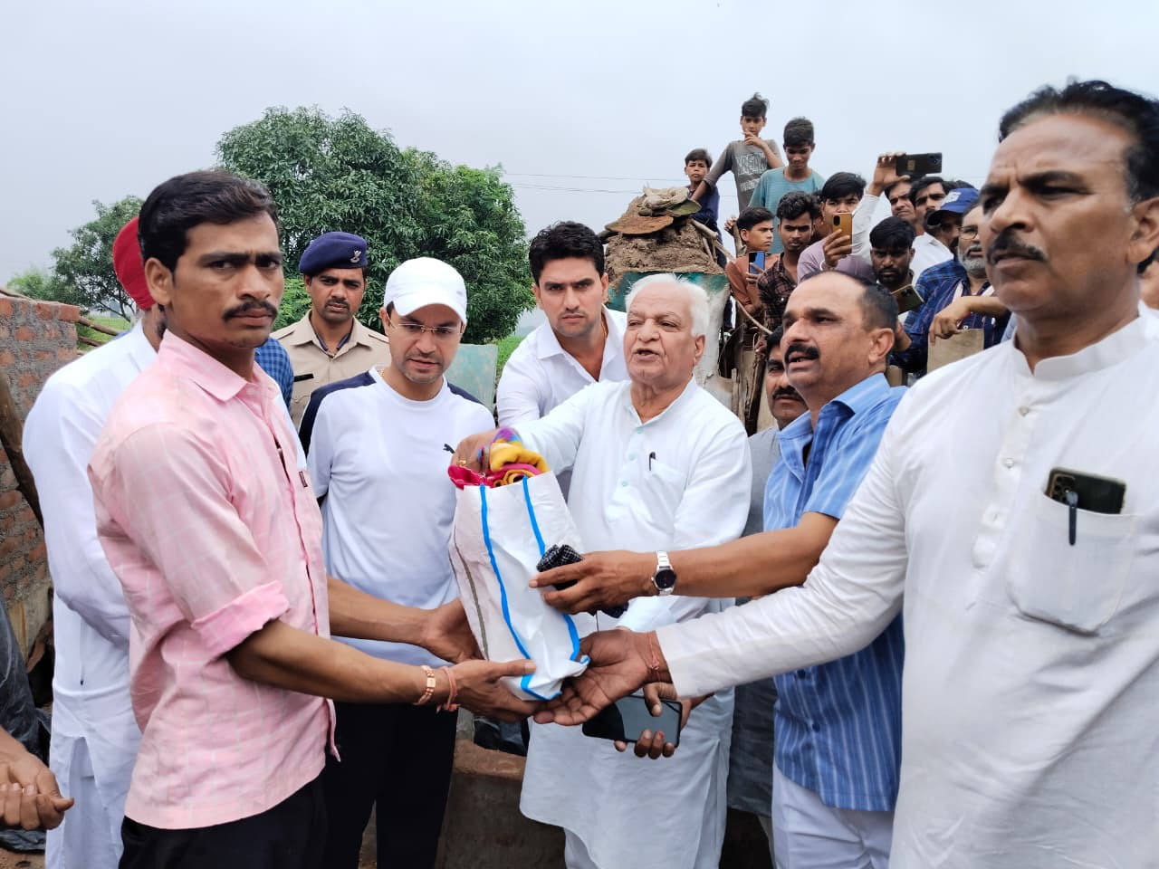 चंदेरी विधायक जगन्नाथ सिंह रघुवंशी भी प्रभावितों के बीच पहुंचे।