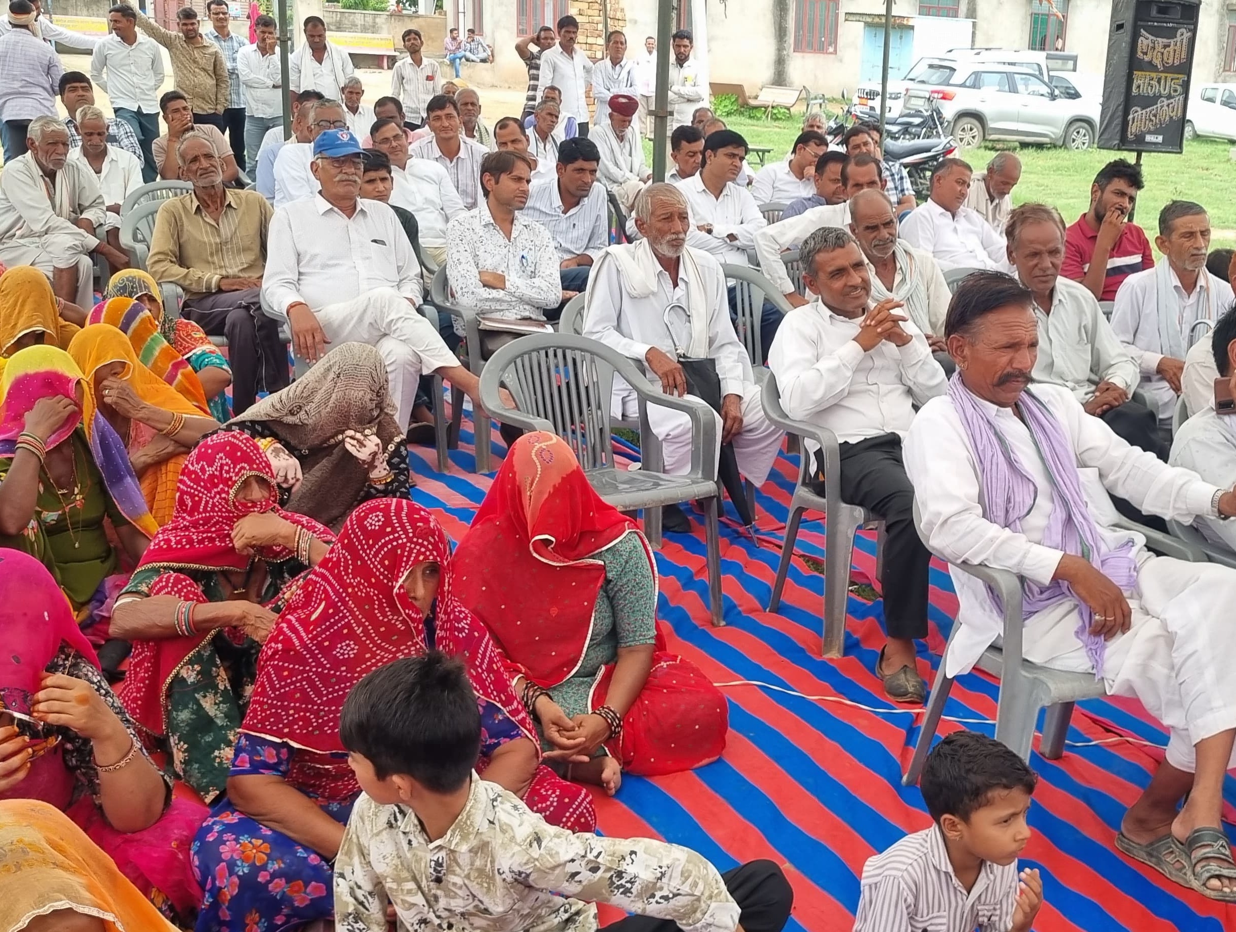 कार्यक्रम में महिलाएं और बच्चे भी थे। इसी सभा में माननीय एक-दूसरे से भिड़ गए।